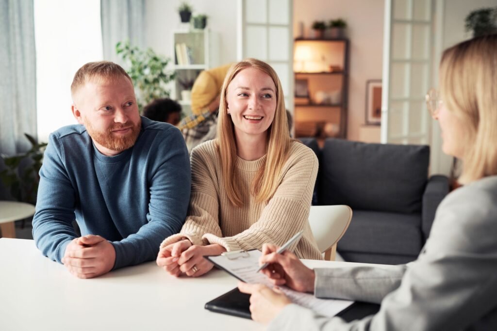 A couple that has decided to divorce seeks help from a specialist.